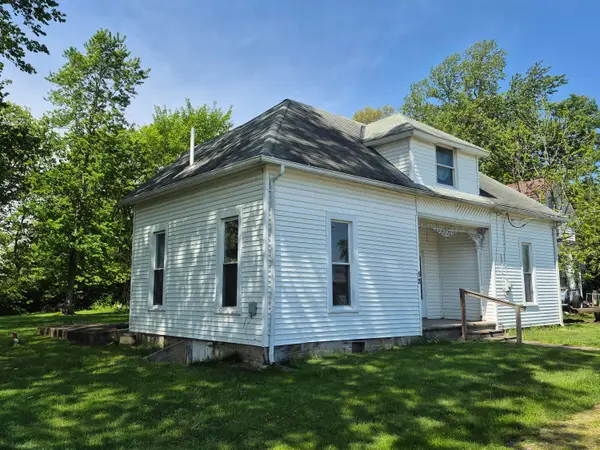 52 West Street, Bloomingburg, OH 43106