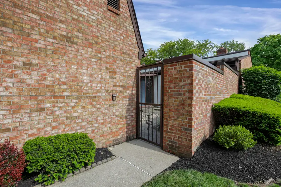 1727 Arlingate Drive N, Columbus, OH 43220 - #2