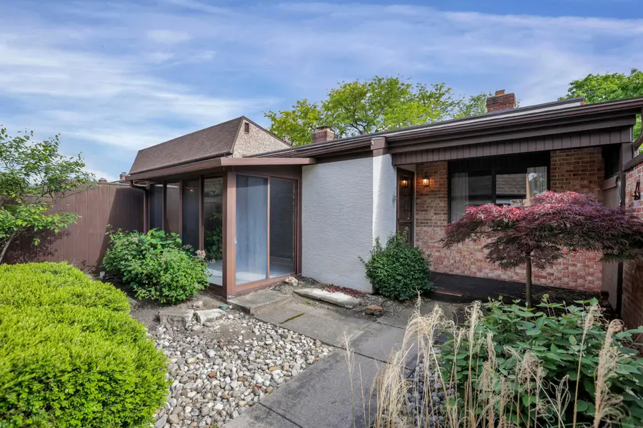 1727 Arlingate Drive N, Columbus, OH 43220 - #3