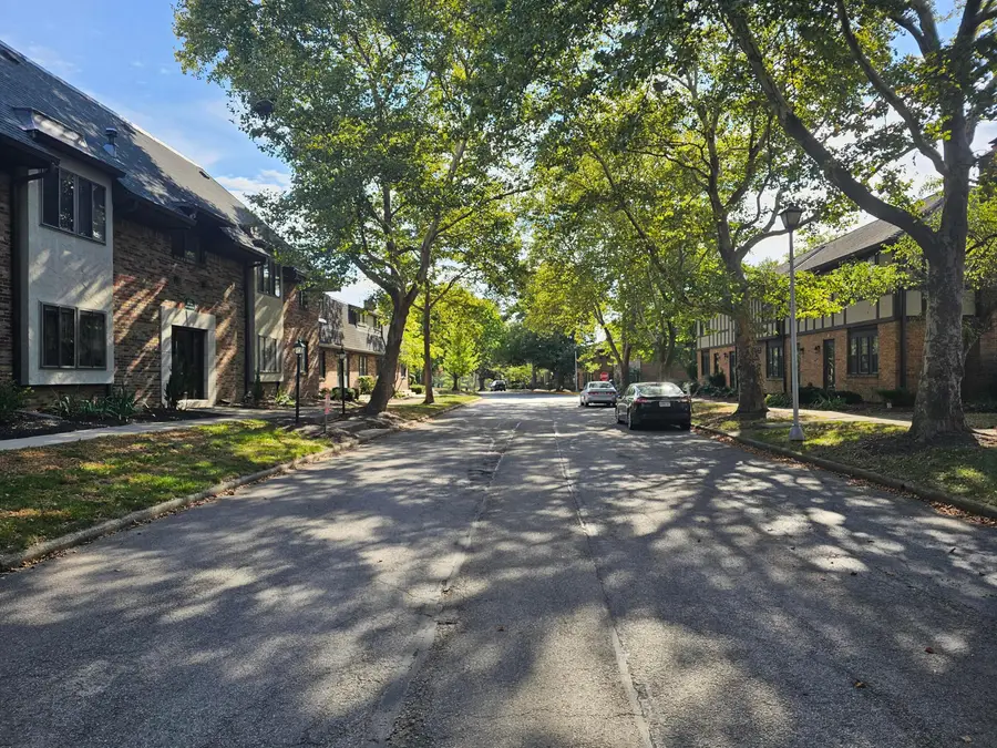652 Olde Towne Avenue, Columbus, OH 43214 - #3