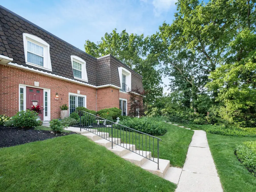 2840 Chateau Circle S, Columbus, OH 43221 - #3