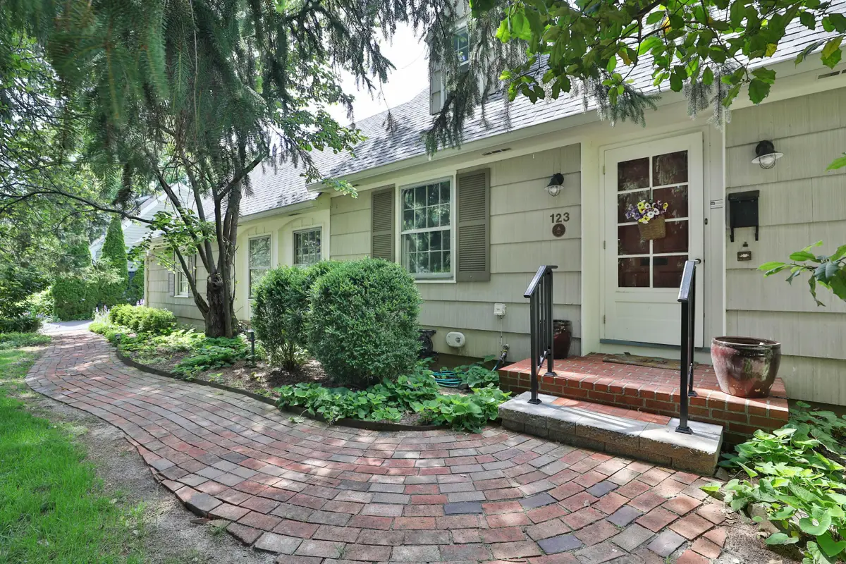 123 E New England Avenue, Worthington, OH 43085 - #1