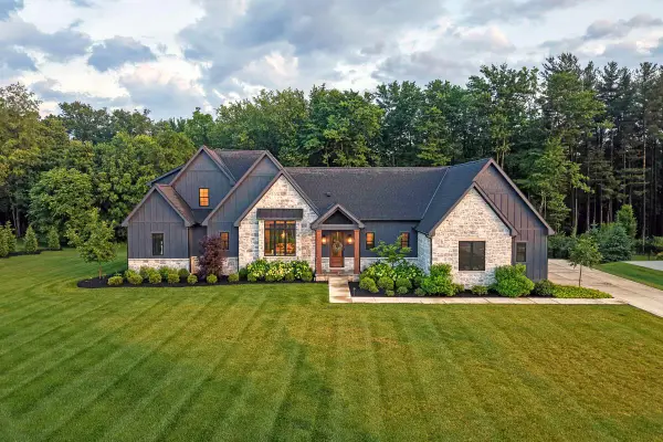 1077 Lale Point, Delaware, OH 43015