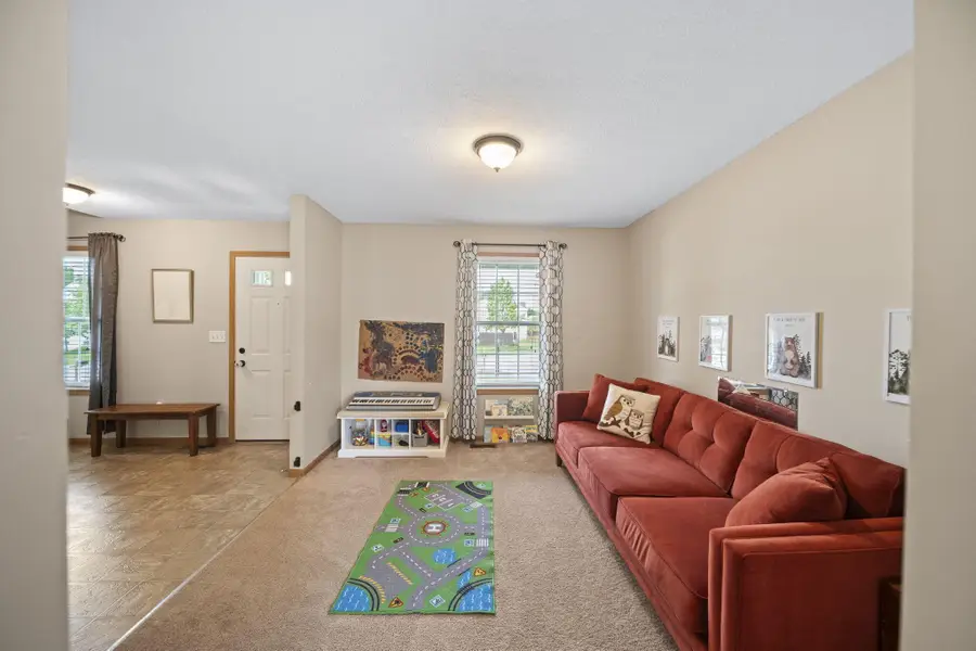1092 Oxford Drive N, Pataskala, OH 43062 - #2