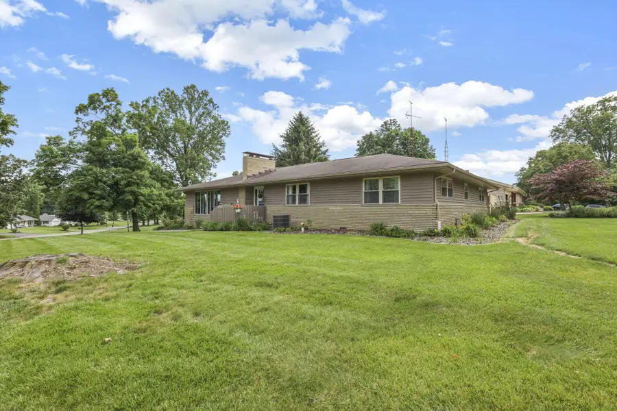 855 E Village Drive, Newark, OH 43055 - #3
