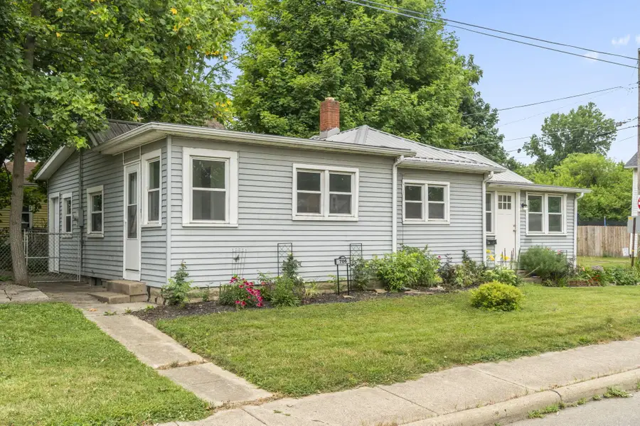 706 E Burgess Street, Mount Vernon, OH 43050 - #3