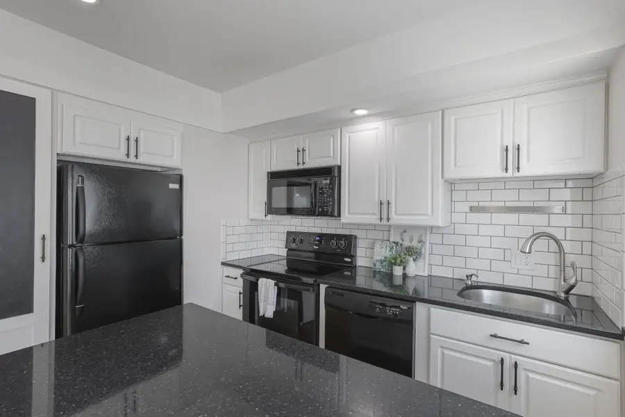 952 Chatham Lane, Columbus, OH 43221 - #3