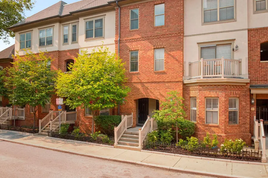 24 W Russell Street, Columbus, OH 43215 - #2