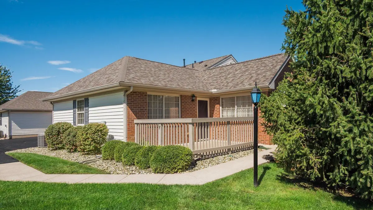 4274 Strattford Circle E, Zanesville, OH 43701 - #1