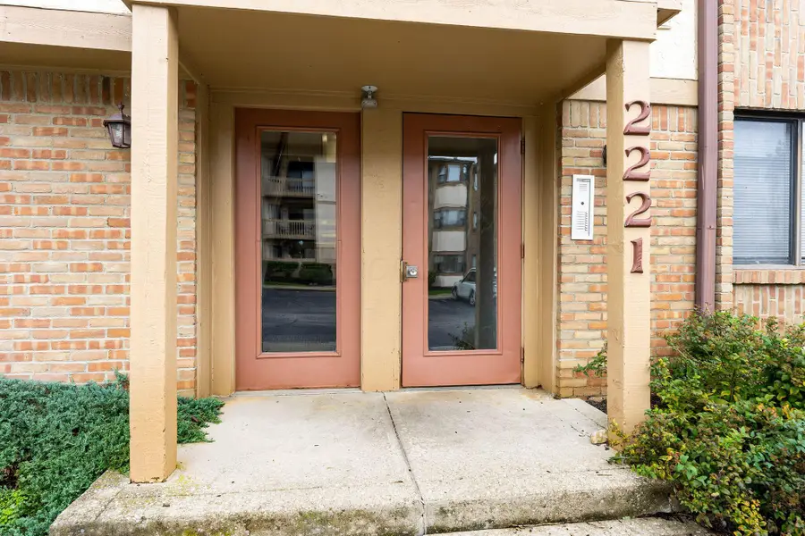 2221 Hedgerow Road, Columbus, OH 43220 - #3