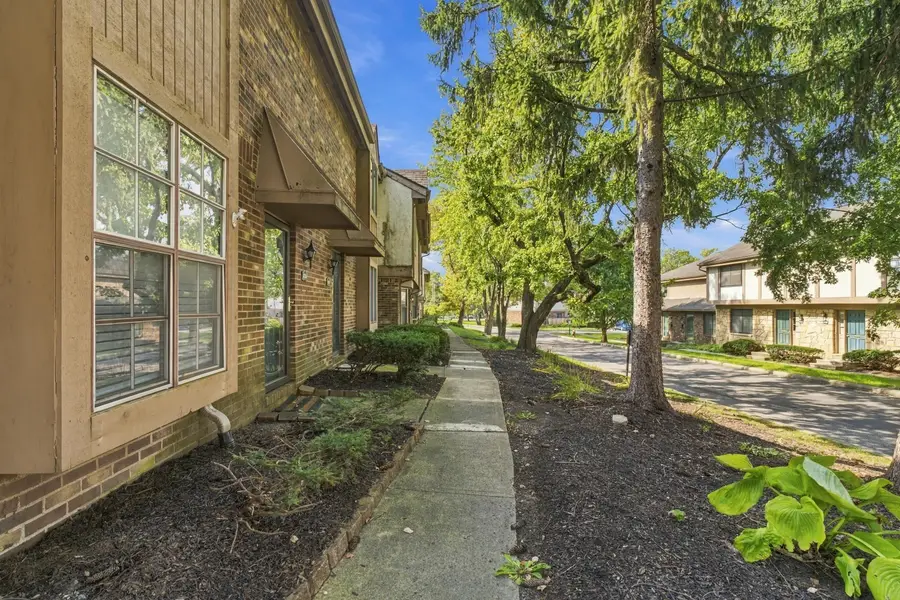 6159 Stornoway Drive S, Columbus, OH 43213 - #3