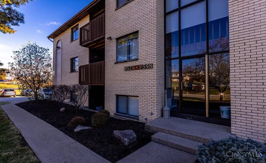 9578 Woodland Hills Drive, West Chester, OH 45011 - Image #3