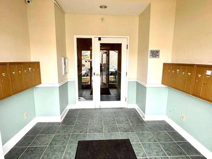 4941 N Arbor Woods Court #301, Cincinnati, OH 45248 - #3