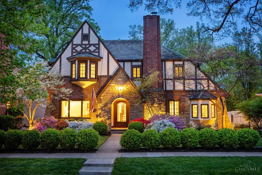 6828 Mt Vernon Avenue, Mariemont, OH 45227 - #3