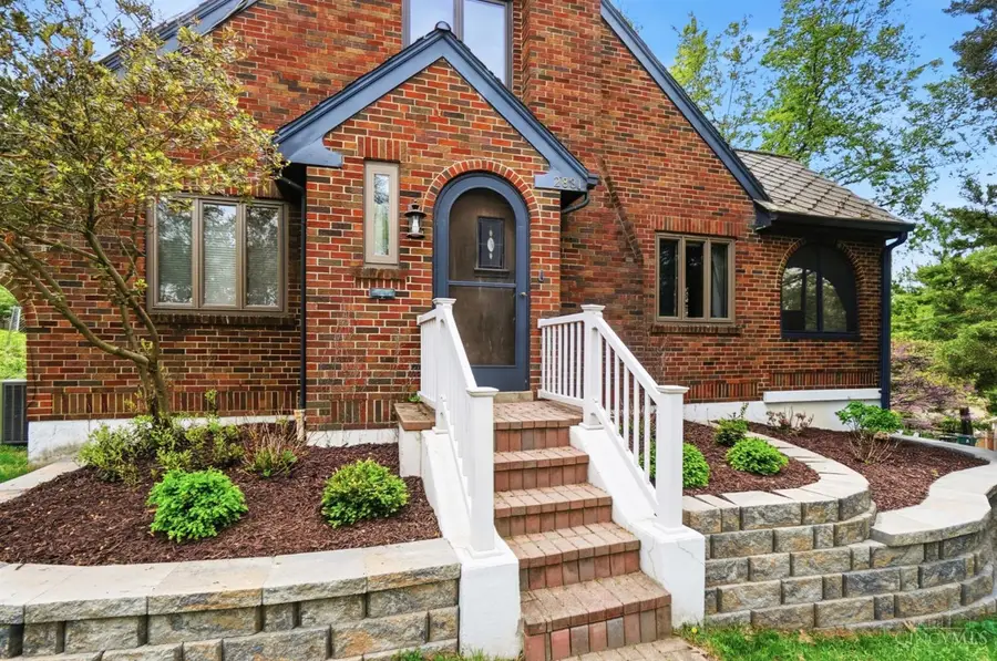 2831 Losantiville Avenue, Cincinnati, OH 45213 - #3
