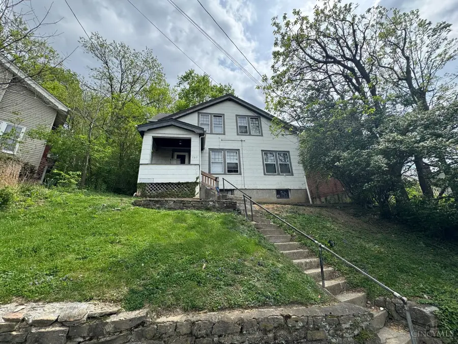 727 Riddle Road, Cincinnati, OH 45220 - #2