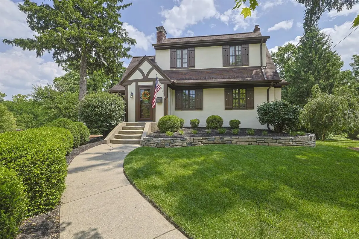 1242 Garden Circle, Wyoming, OH 45215 - #1