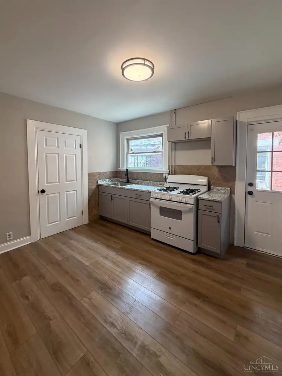 916 Elberon Avenue, Cincinnati, OH 45205 - #3