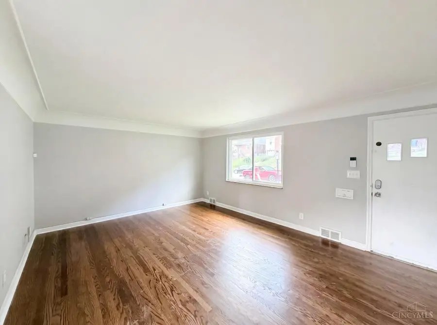 577 Lowell Avenue, Cincinnati, OH 45220 - #3