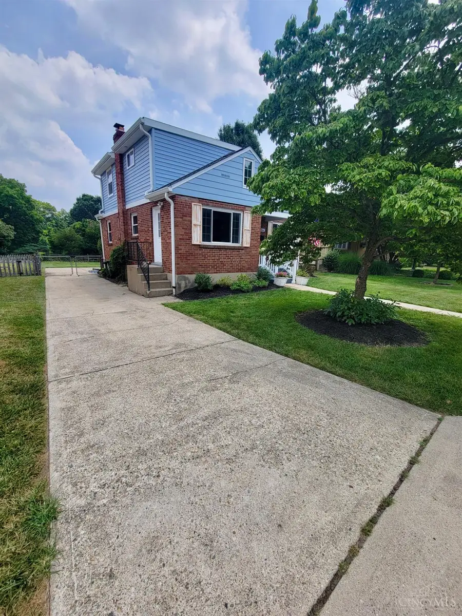 966 Summit Avenue, Glendale, OH 45246 - #2