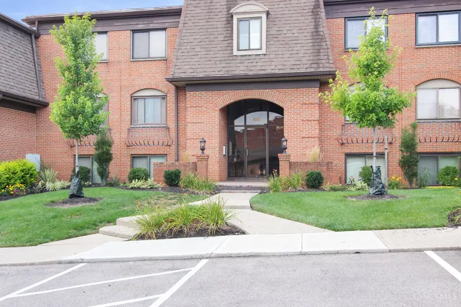 1602 Pine Tree Ln, West Carrollton, OH 45449 - #2