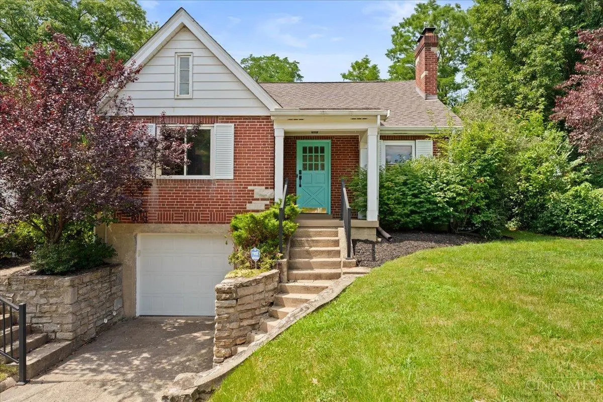 2304 E Galbraith Road, Reading, OH 45237 - #1