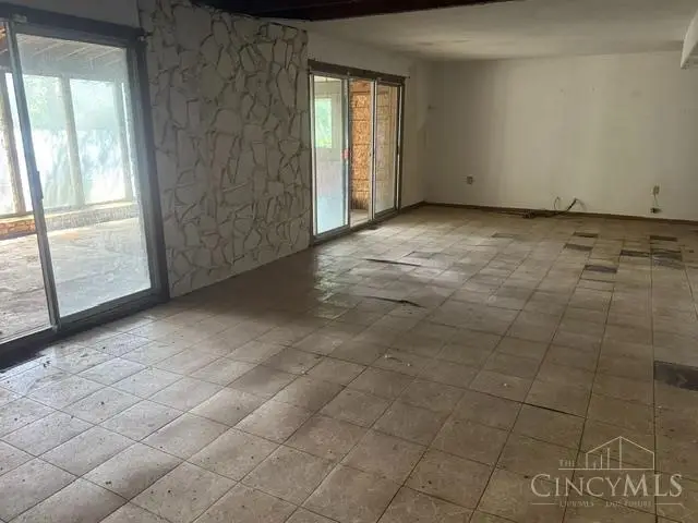 955 Matthews Drive, Lincoln Heights, OH 45215 - #3