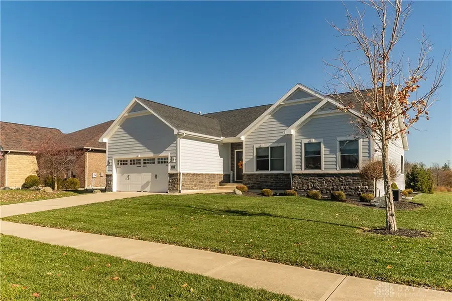 1018 Hunters Ridge Drive, Tipp City, OH 45371 - Image #2