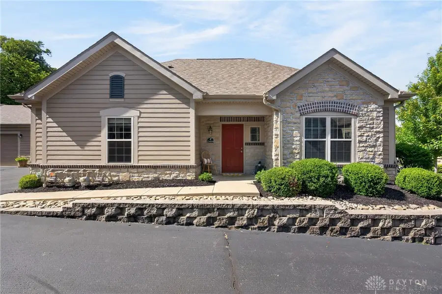 2484 Locust Hill Blvd, Beavercreek, OH 45431 - #2