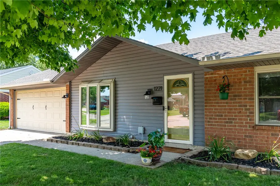 1221 Warwick Drive, Miamisburg, OH 45342 - #2