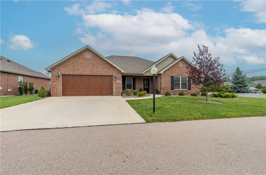 607 W Bentley Circle, Troy, OH 45373 - #2
