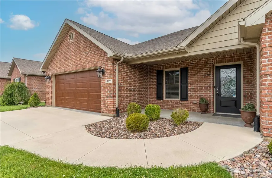 607 W Bentley Circle, Troy, OH 45373 - #3
