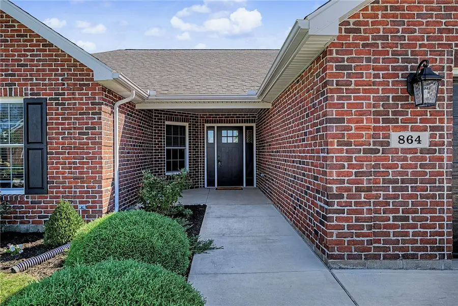 864 W Bentley Circle, Troy, OH 45373 - #2
