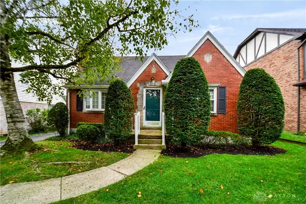 212 Dell Park Avenue, Oakwood, OH 45419