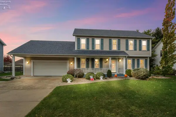 1102 Heritage Lane, Oregon, OH 43616