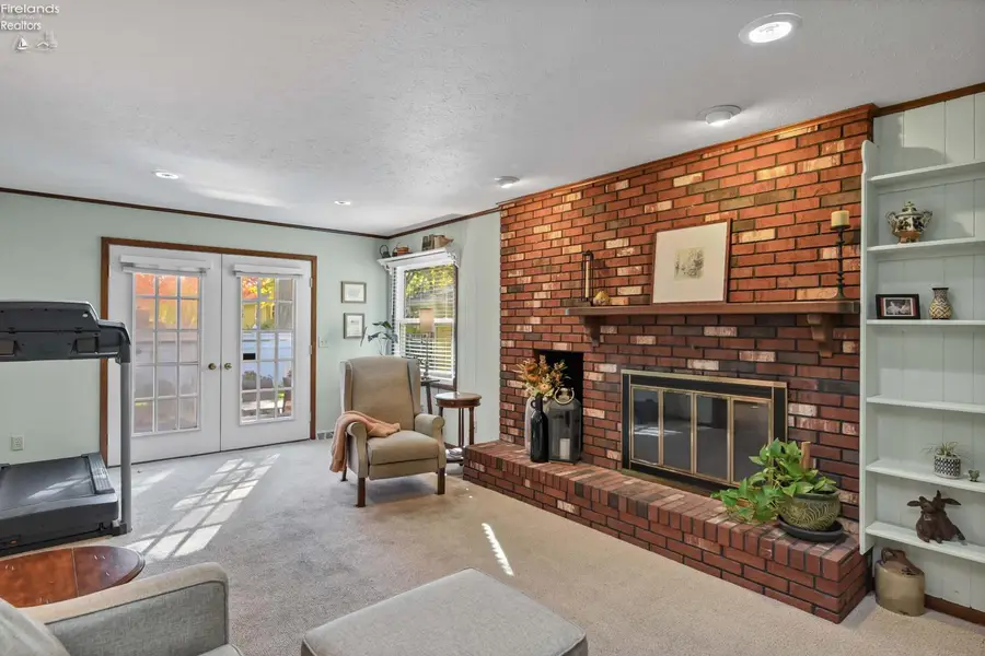 4861 Woodview Dr, Vermilion, OH 44089 - #2