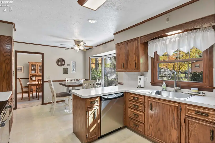 4861 Woodview Dr, Vermilion, OH 44089 - #3