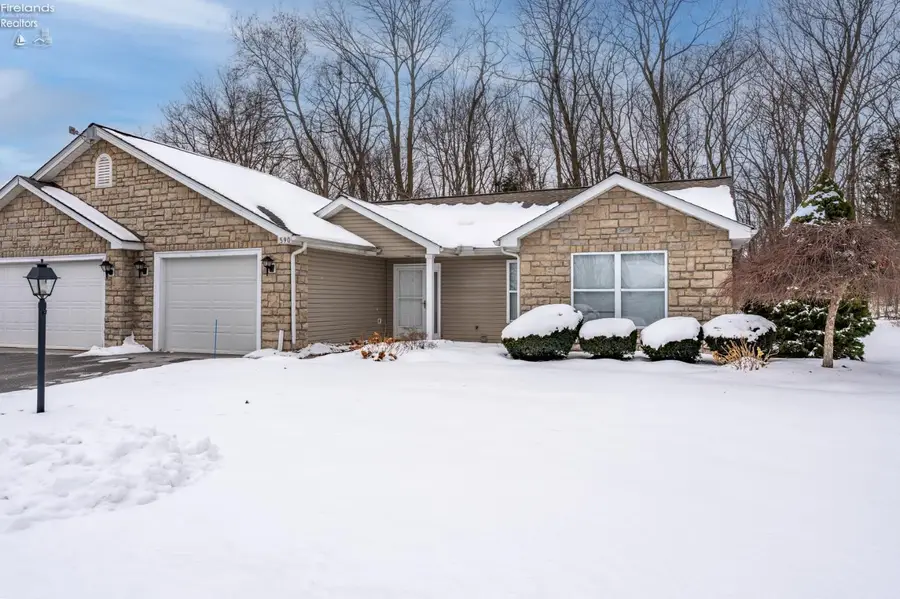 590 N Vineyard Circle, Port Clinton, OH 43452 - Image #2