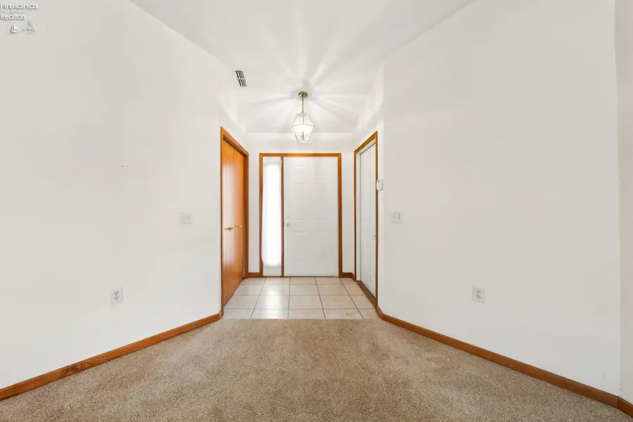 590 N Vineyard Circle, Port Clinton, OH 43452 - Image #3