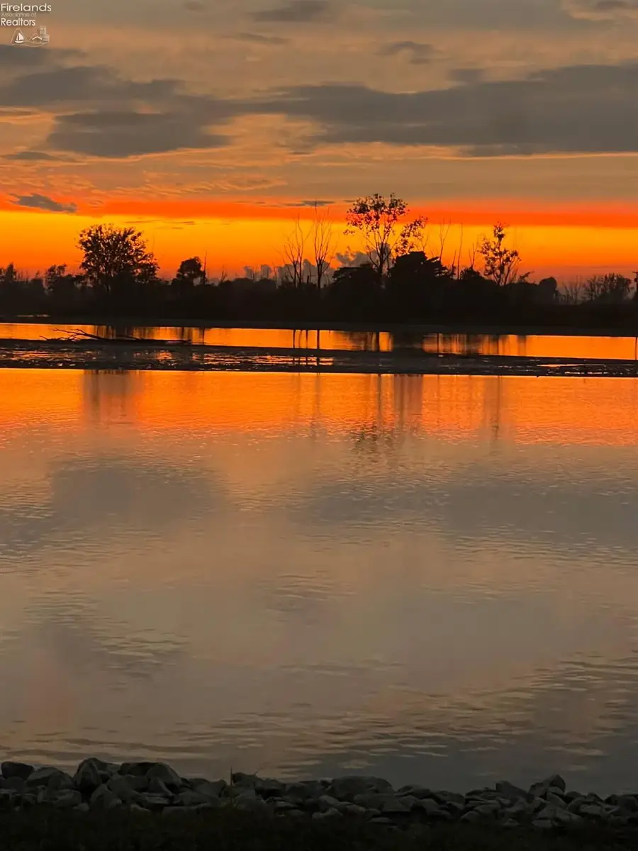 87 River Sunset Blvd. (unit 21), Fremont, OH 43420 - #3