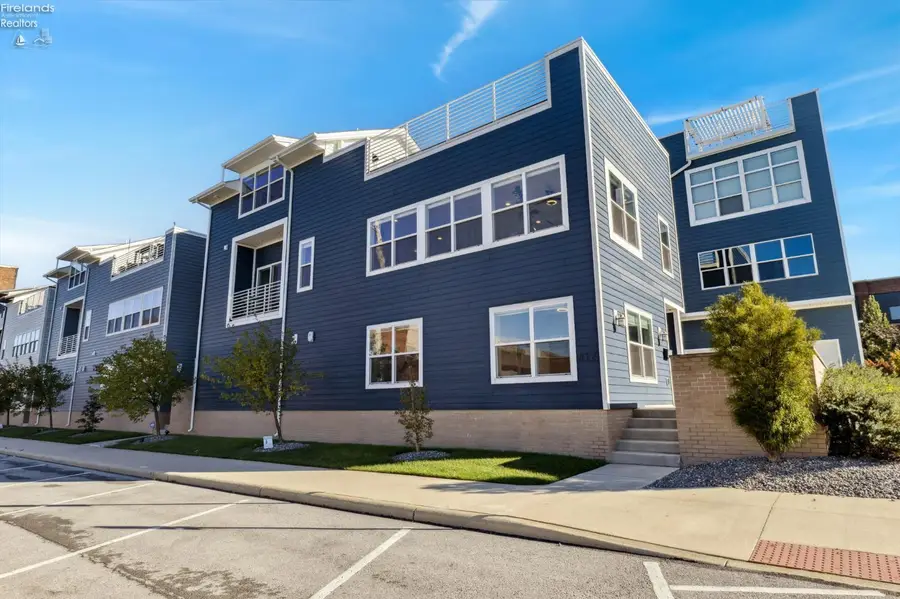 412 W Shoreline Drive, Sandusky, OH 44870 - #2