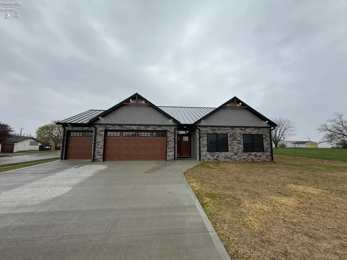 203 Crestwood Drive, Willard, OH 44890 - #1