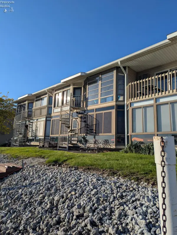 6458 N Harris Harbor Road, Oak Harbor, OH 43449
