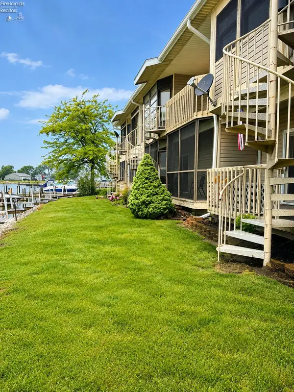 6512 N Harris Harbor Drive, Oak Harbor, OH 43449