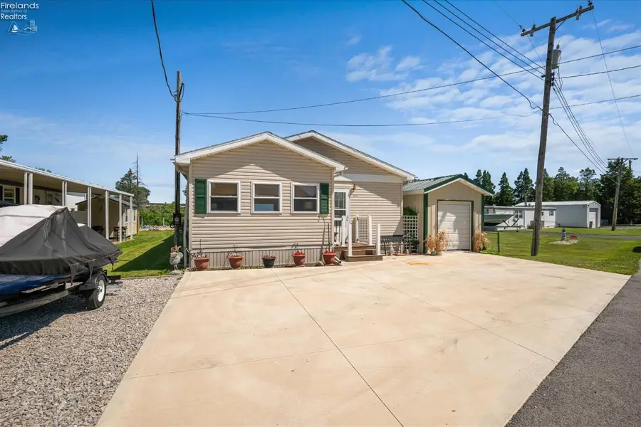 2845 W Risingsun Road, Port Clinton, OH 43452 - #2