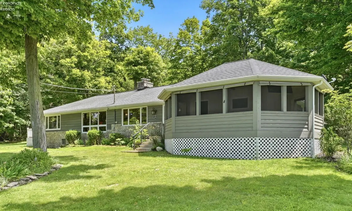 1036 W Lakeshore, Kelleys Island, OH 43438 - #1