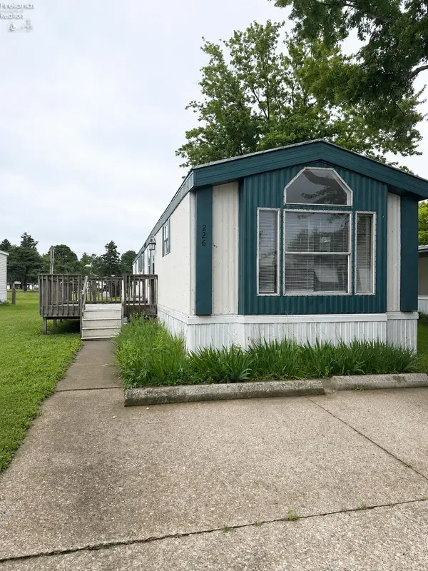 226 N Compass Drive, Vermilion, OH 44089