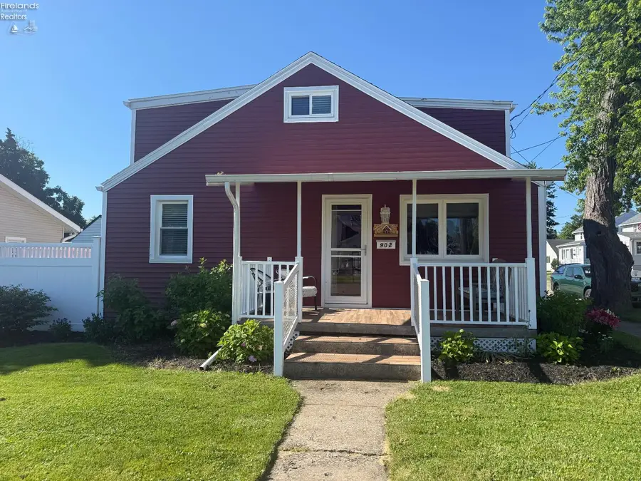 902 E 2nd Street, Port Clinton, OH 43452 - #2