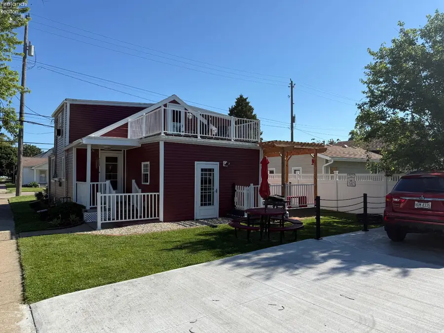 902 E 2nd Street, Port Clinton, OH 43452 - #3