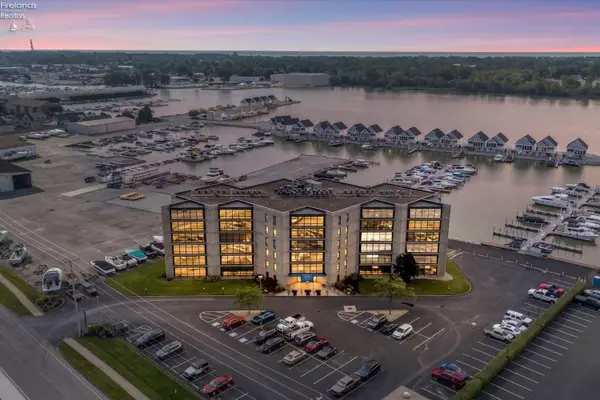 711 W Lakeshore Drive #203, Port Clinton, OH 43452